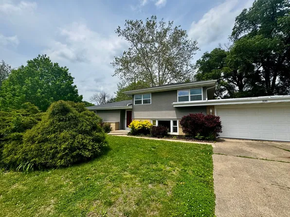 108 W 15th Ave, Coal Valley, IL 61240