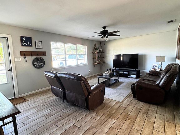 2nd image of 702 W Tyler Ave