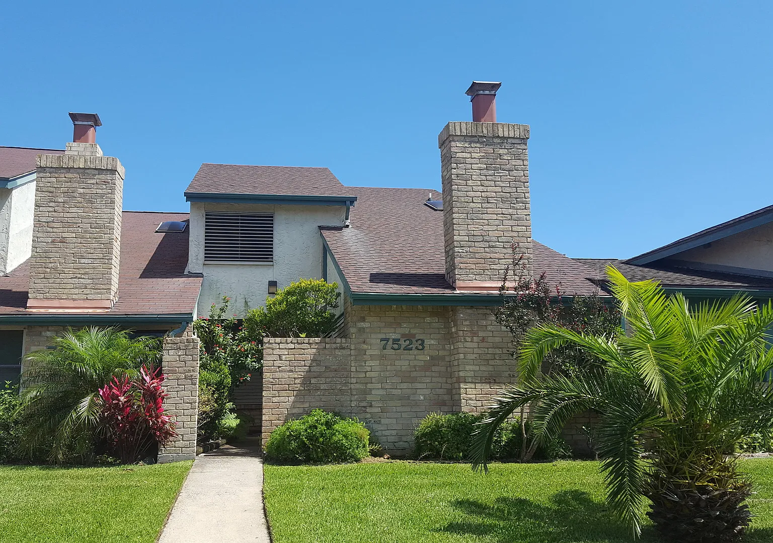 Townhouse off of 75th St. / 6 Blocks from Seawall — Photo 1
