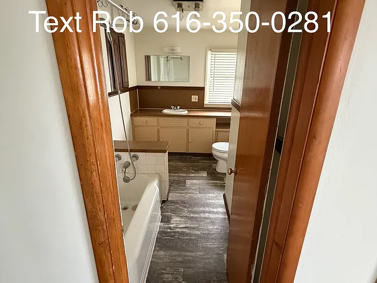 850 Houseman Ave NE #B — Photo 14