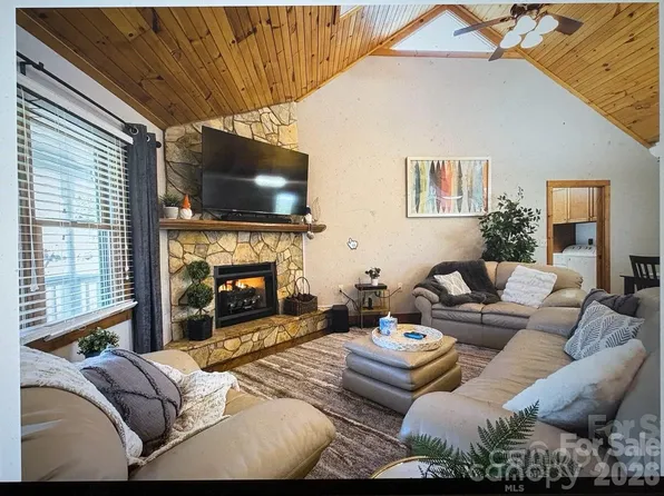 43 Evan Tyler Ln, Horse Shoe, NC 28742