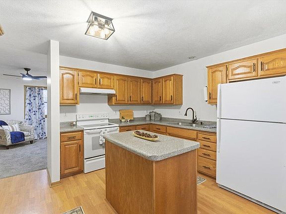 5th image of 102 Shamrock Cir