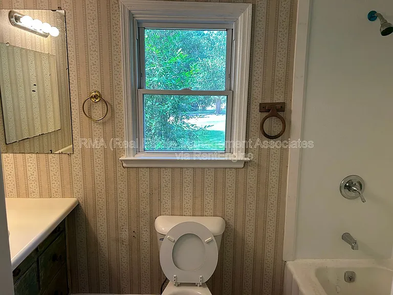 1312 Knox St — Photo 4