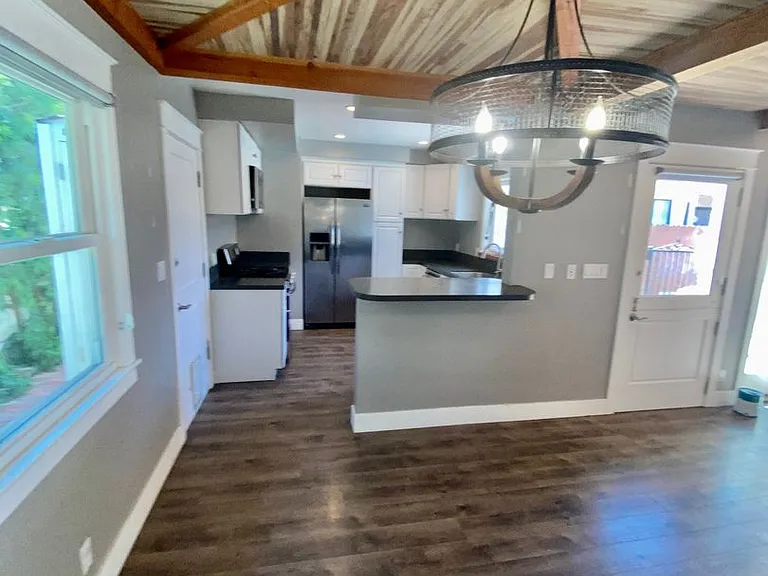 524 Avenue F — Photo 3