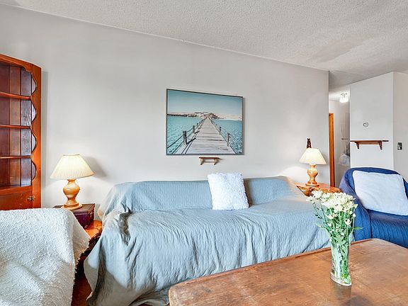 5th image of 2215 Dundas St #402