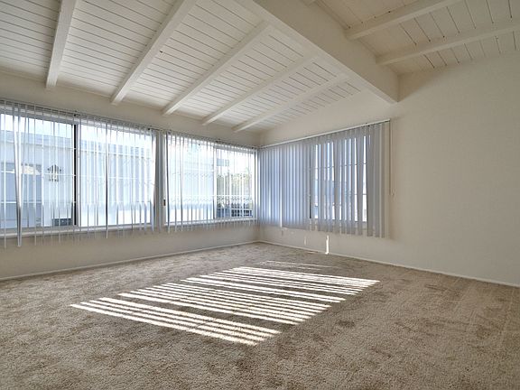 2nd image of 524 Manhattan Beach Blvd #B