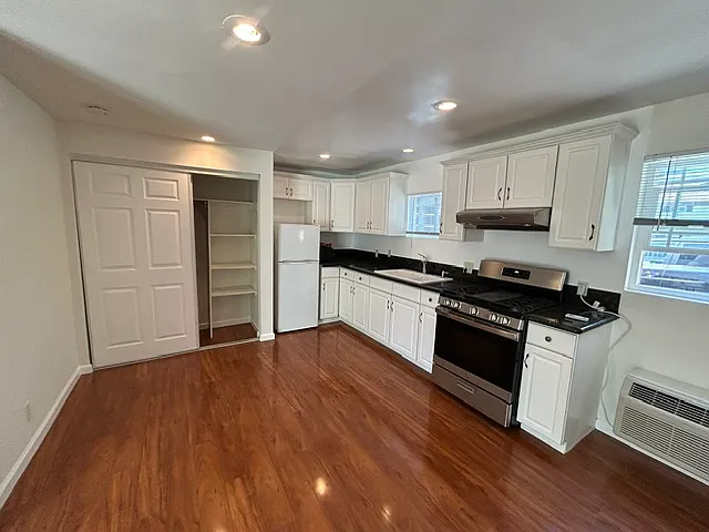 412 1/2 Rose Ave #A — Photo 3