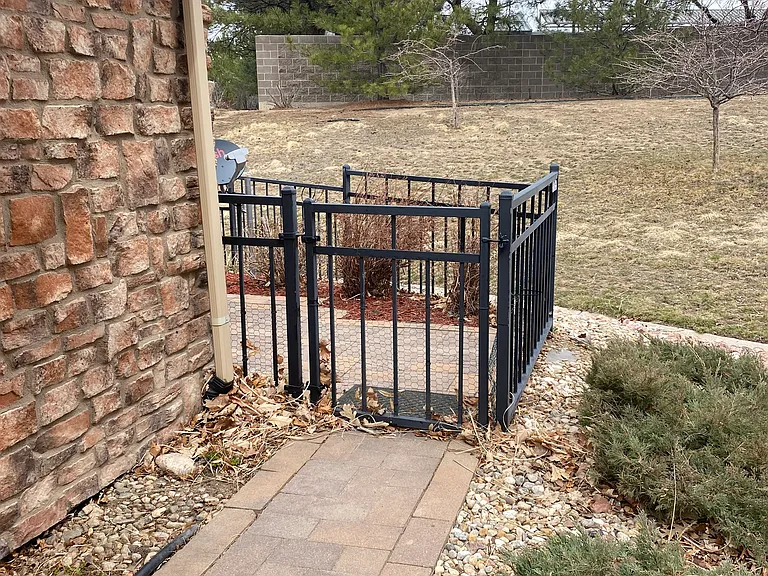Side gate