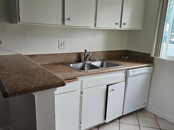 4th image of 6121 Woodman Ave #103