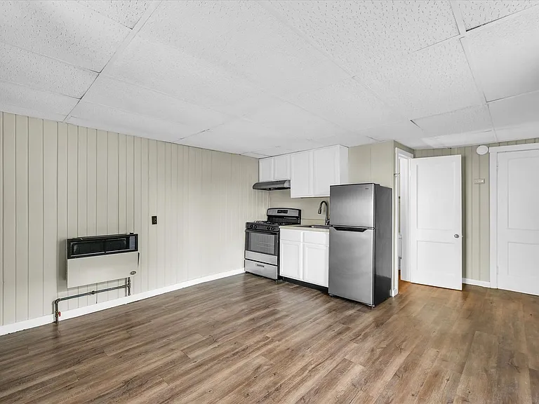 410 E Grove St — Photo 13