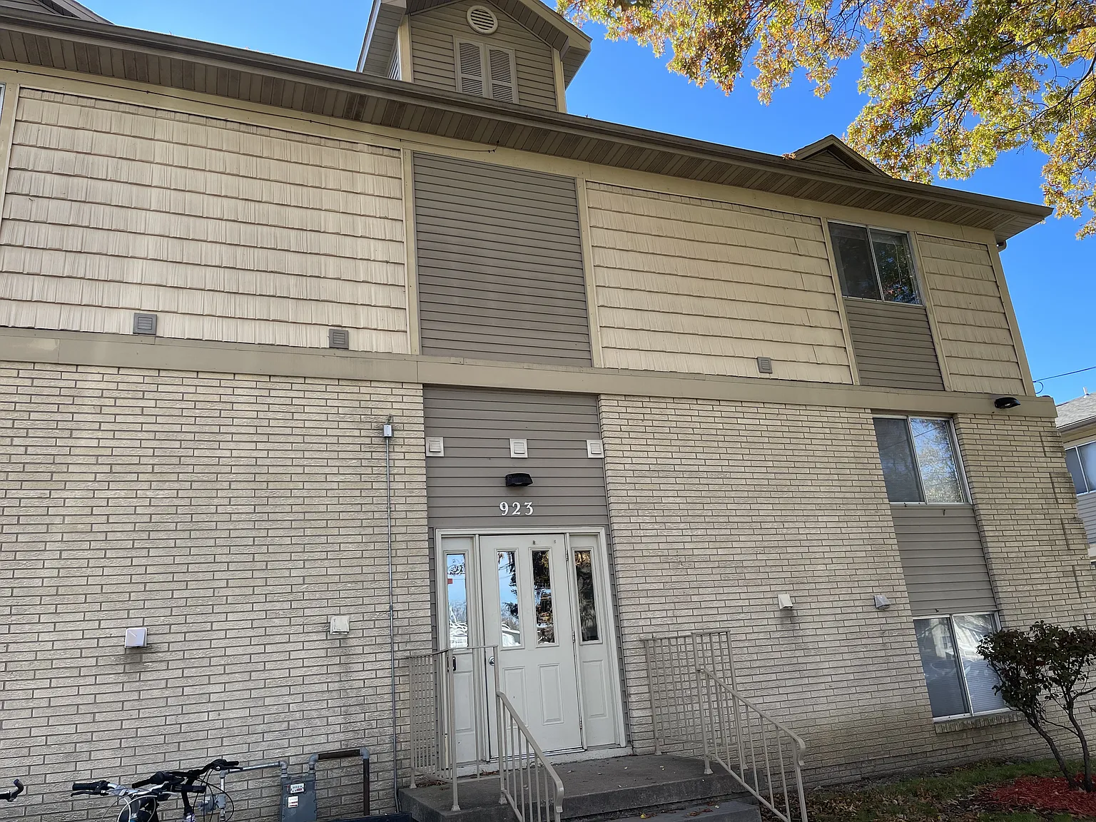 3 bed, 1.5 bath, $1,588 — Photo 1