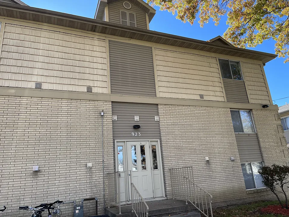 923 E College St #3