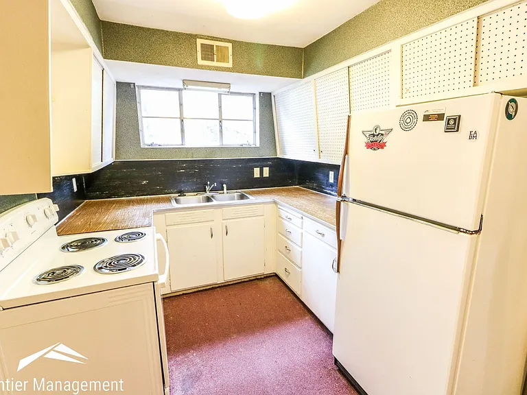 1425 Harry Rd — Photo 11