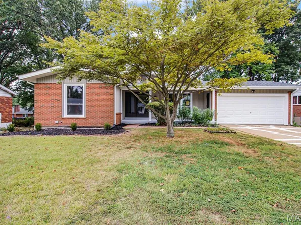 3870 Woodcrest Dr, Florissant, MO 63033