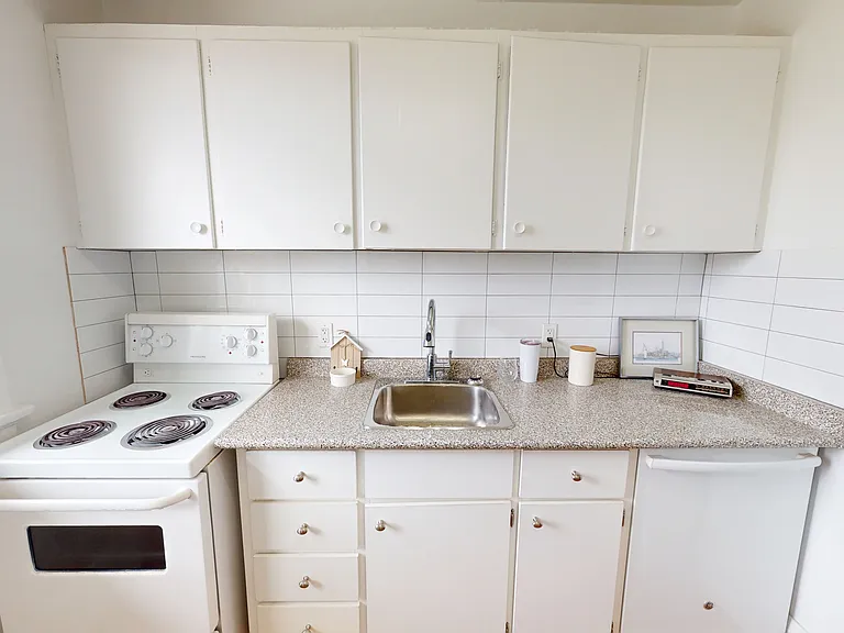 275 Oakwood Ave — Photo 7