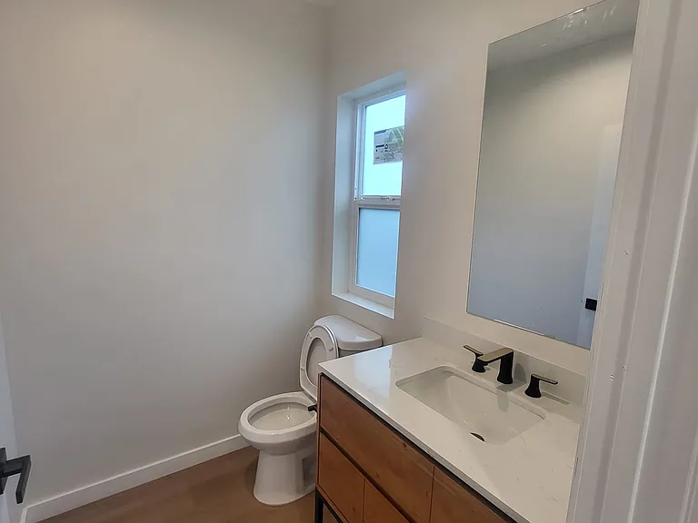 7134 1/2 Yarmouth Ave — Photo 7