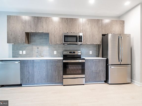 3rd image of 989 S Buchanan St Unit 202