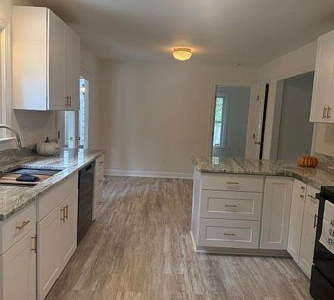 5th image of 704 E Maple Ln