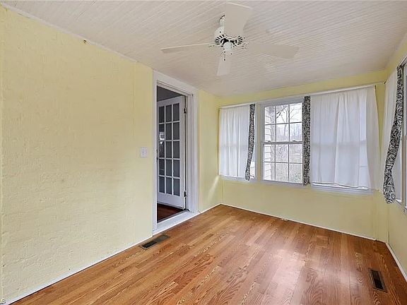 4th image of 421 Irving St