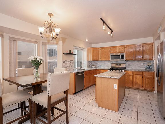4th image of 4631 W Oakland St