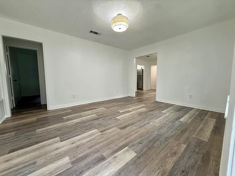 6481 Colonial Dr — Photo 15