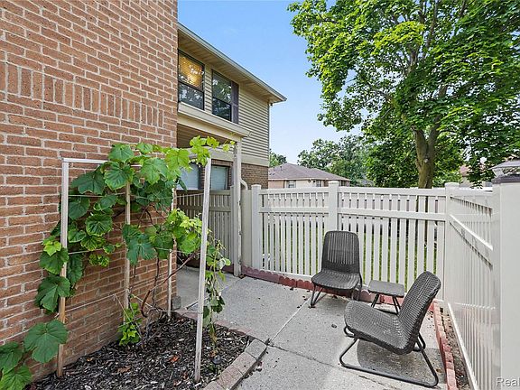 4th image of 61154 Greenwood Dr