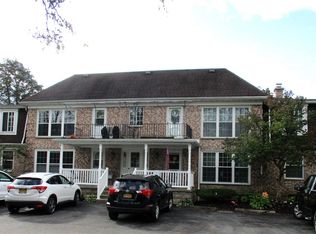 10 Carriage Dr APT 8, Orchard Park, NY 14127