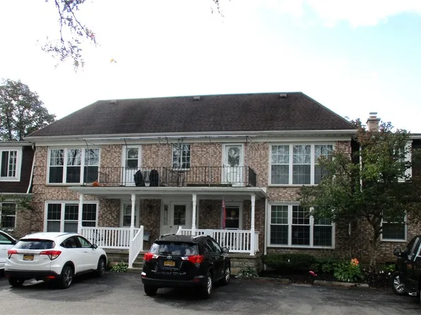 10 Carriage Dr APT 8, Orchard Park, NY 14127