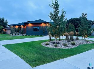 8900 E Palametto Cir, Sioux Falls, SD 57110