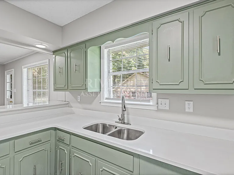895 Brownlee Rd — Photo 10