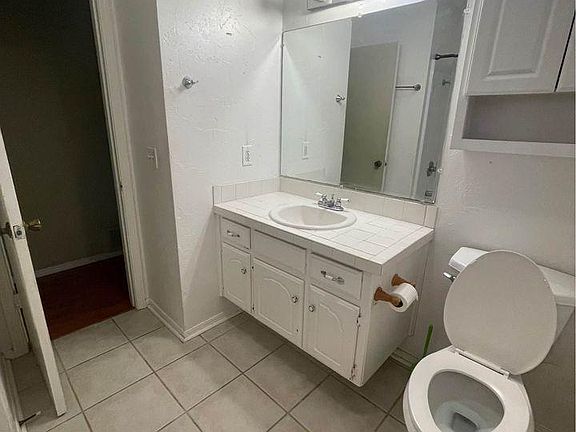 3rd image of 2616 N Santa Fe Ave