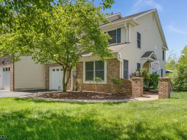 34 Pond Ridge Dr, Clinton Town, NJ 08809