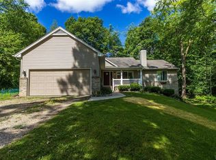 18150 Hillary Ln, Fenton, MI 48430