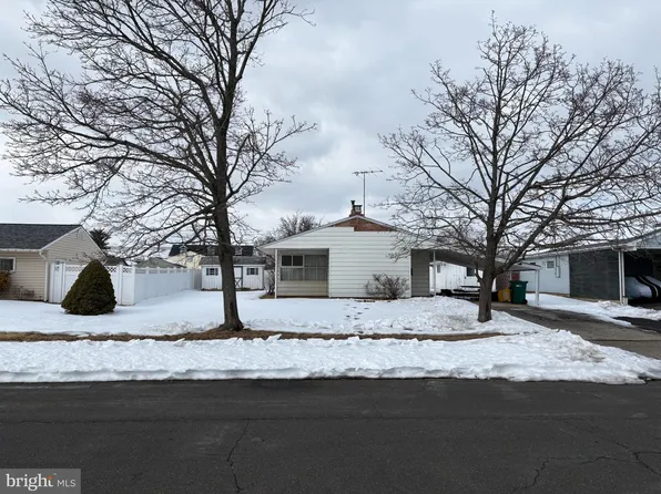 57 Palm Ln, Levittown, PA 19054