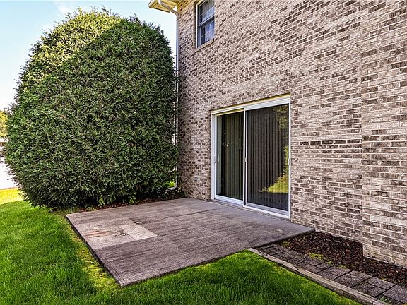 3rd image of 107 N Hazelnut Dr