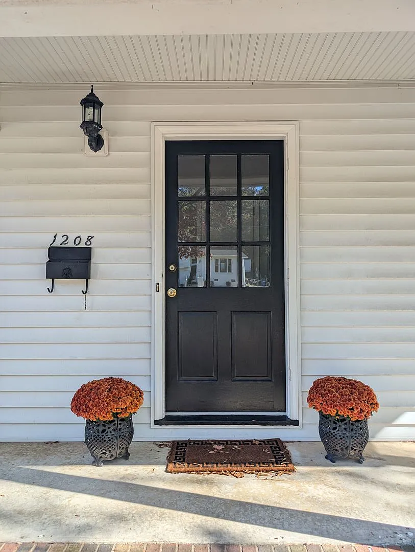 Coming Soon! One Level Home- 3 Br 1 Ba~ Washer & Dryer~Fenced Yard~Carport~ Yard Work Included! — Photo 2