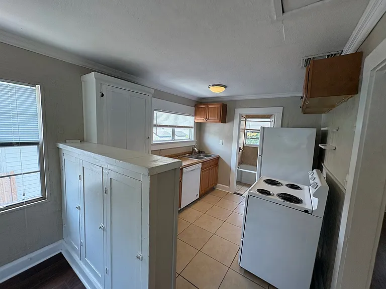Kitchen and built ins
