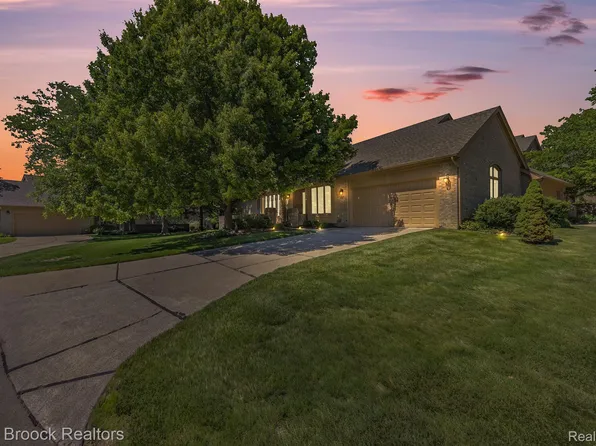 1317 Autumn Dr, Troy, MI 48098