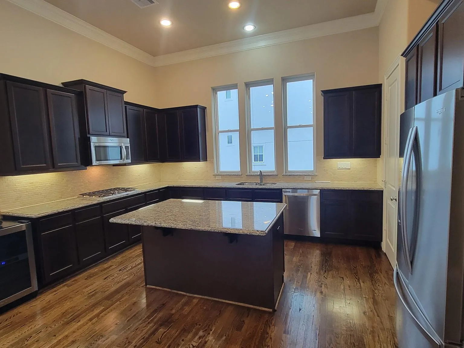 3 bed, 3.5 bath, 2216 sqft, $2,800 — Photo 2