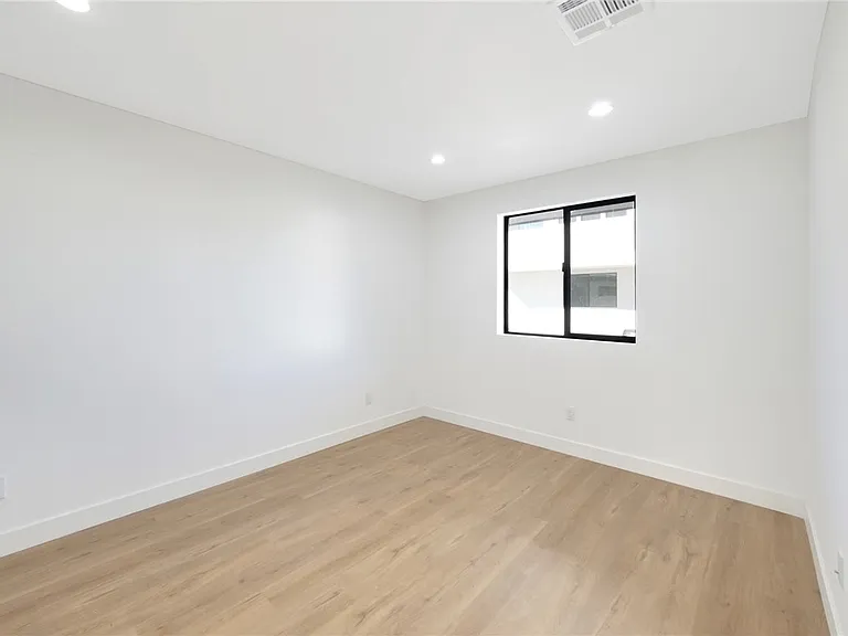 1856 S Redondo Blvd — Photo 9