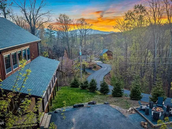 834 Pine Top Ln, Gatlinburg, TN 37738