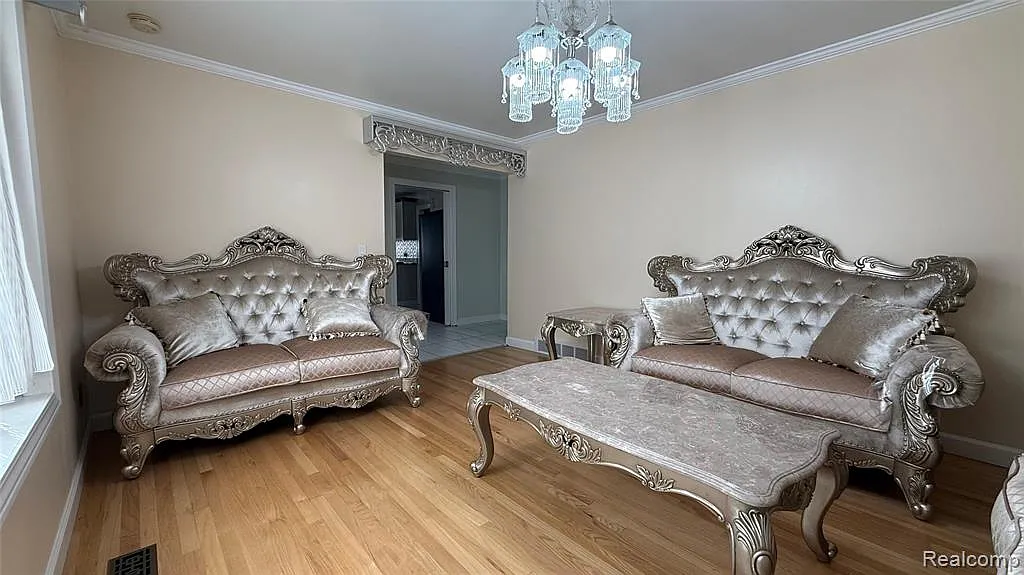 3 bed, 1.5 bath, 2286 sqft, $2,400 — Photo 2