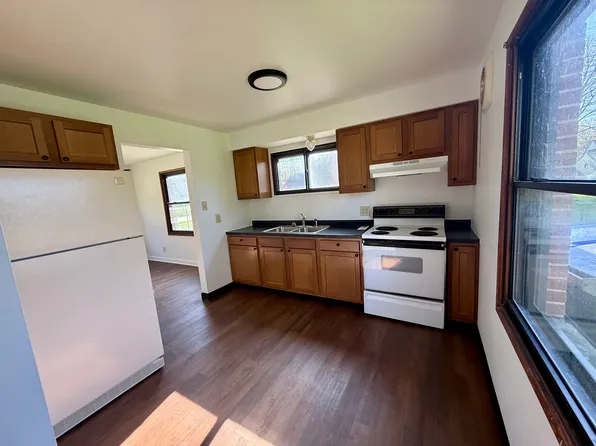 1123 Saxe Ave, Cuyahoga Falls, OH 44221