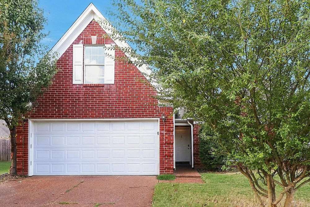 4 bed, 2.5 bath, 2100 sqft, $1,900 — Photo 1
