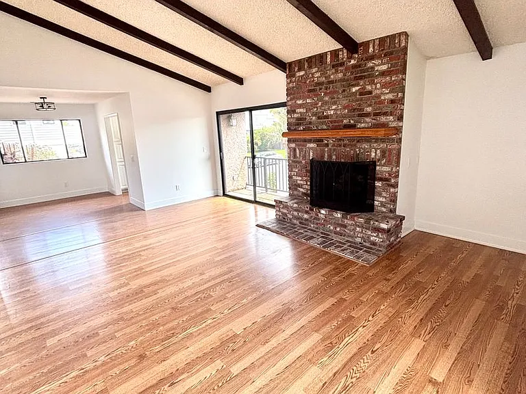 206 E Pine Ave — Photo 4