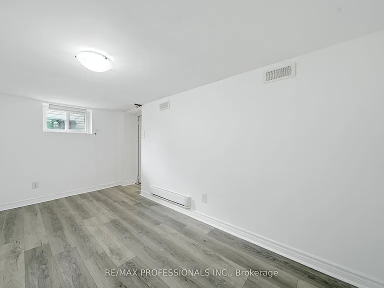 1993 Dufferin St — Photo 11