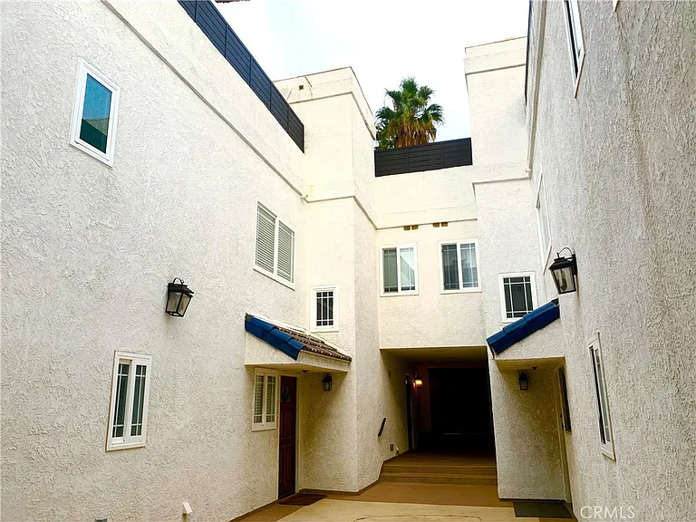 425 S Catalina Ave #4 — Photo 2
