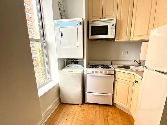 5th image of 110 E 1st St APT 21