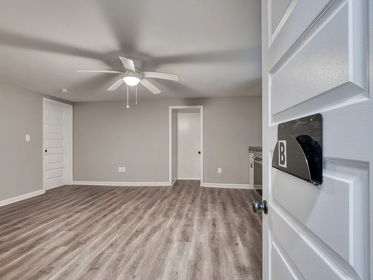 6722 Brentwood Ave #1B — Photo 2