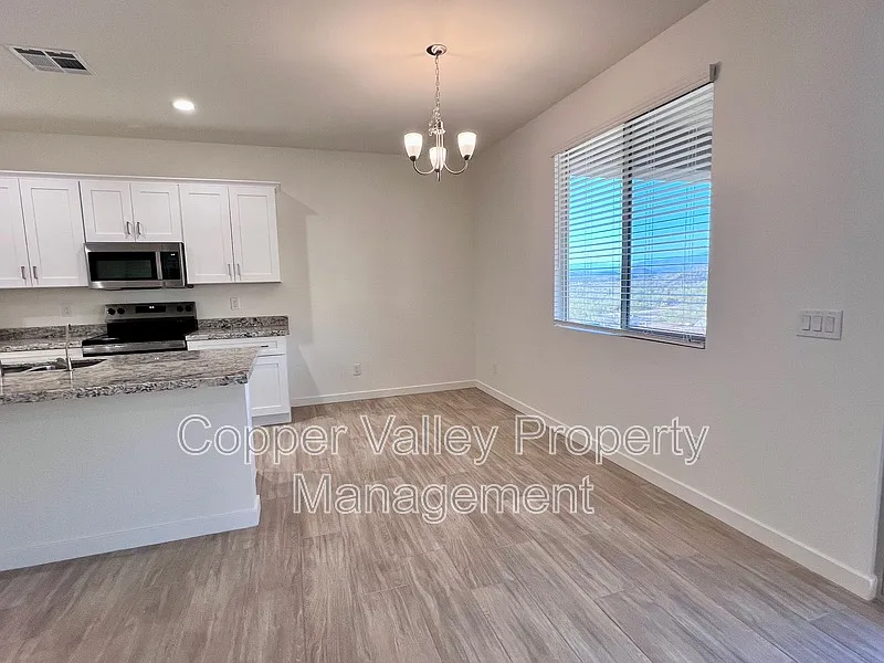 4 bed, 2.0 bath, 1887 sqft, $3,100 — Photo 4